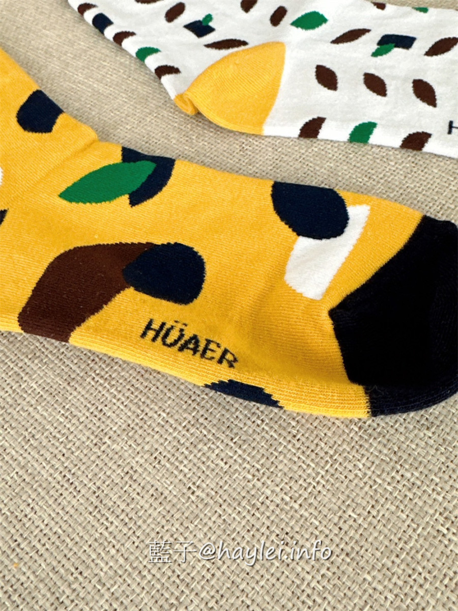 MIT精品襪/HUAER Design 獨家設計襪-100%MIT純棉中筒襪，文創風格設計時尚，讓襪子穿搭變得豐富有趣，再加上穿起來透氣柔軟舒適吸汗排汗，絕對是選購流行襪的一時之選! 攝影 民生資訊分享 穿搭分享 