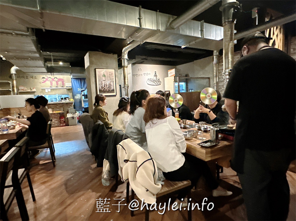 台北大安/韓老二烤肉餐廳-焦香誘人的韓國烤肉、美味豐富的韓式料理,樣樣都很不錯,還有小菜跟生菜無限量供應,絕對是近忠孝復興捷運站的聚餐好去處~台北美食/台北燒烤/台北烤肉/小菜吃到飽/台北餐廳/大安美食/忠孝復興捷運美食/藍子愛美食 國內旅遊 攝影 民生資訊分享 飲食集錦