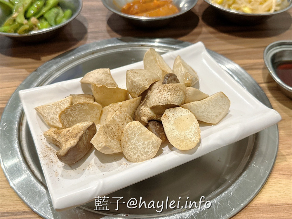 台北大安/韓老二烤肉餐廳-焦香誘人的韓國烤肉、美味豐富的韓式料理,樣樣都很不錯,還有小菜跟生菜無限量供應,絕對是近忠孝復興捷運站的聚餐好去處~台北美食/台北燒烤/台北烤肉/小菜吃到飽/台北餐廳/大安美食/忠孝復興捷運美食/藍子愛美食 國內旅遊 攝影 民生資訊分享 飲食集錦