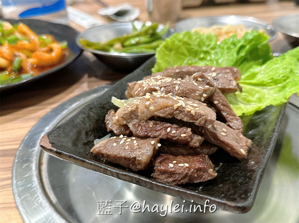 台北大安/韓老二烤肉餐廳-焦香誘人的韓國烤肉、美味豐富的韓式料理,樣樣都很不錯,還有小菜跟生菜無限量供應,絕對是近忠孝復興捷運站的聚餐好去處~台北美食/台北燒烤/台北烤肉/小菜吃到飽/台北餐廳/大安美食/忠孝復興捷運美食/藍子愛美食 國內旅遊 攝影 民生資訊分享 飲食集錦