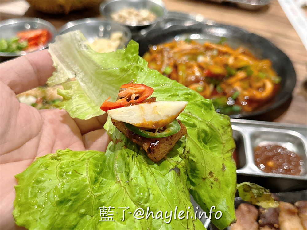 台北大安/韓老二烤肉餐廳-焦香誘人的韓國烤肉、美味豐富的韓式料理,樣樣都很不錯,還有小菜跟生菜無限量供應,絕對是近忠孝復興捷運站的聚餐好去處~台北美食/台北燒烤/台北烤肉/小菜吃到飽/台北餐廳/大安美食/忠孝復興捷運美食/藍子愛美食 國內旅遊 攝影 民生資訊分享 飲食集錦