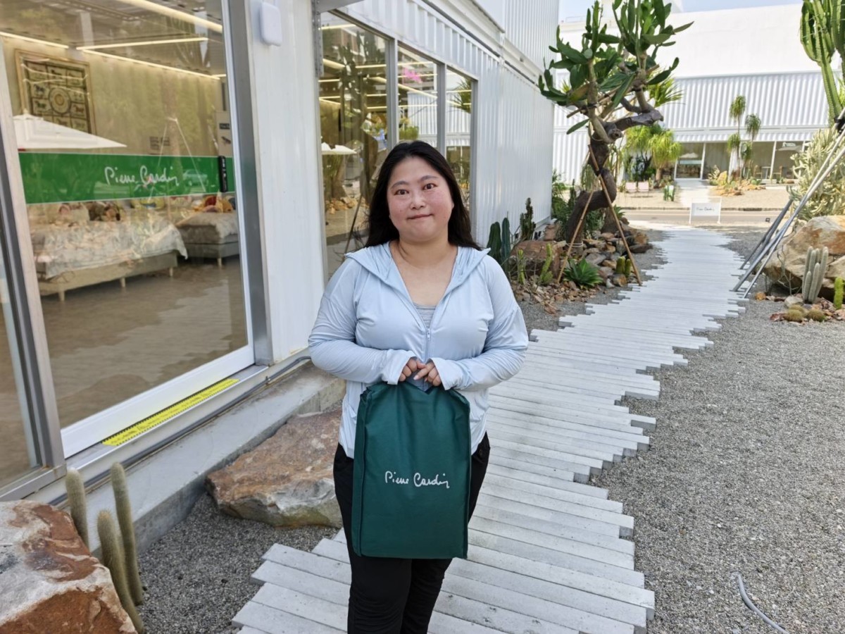 台中必訪寢具店－法國皮爾卡登寢具插旗台中了！最新開幕的台中南屯旗艦店以加州沙漠風榮獲台中最美寢具店，門市特色仙人掌區超吸睛，也跟藍子一起來打卡探店吧～台中寢具店推薦/台中南屯寢具店/台中寢具門市評價/台中南屯家居選物推薦/皮爾卡登旗艦店/台中南屯床墊試躺體驗/台中加州風寢具店/台中家居用品門市/台中最美寢具門市/皮爾卡登台中門市有賣什麼/台中床墊試躺推薦品牌/皮爾卡登床墊評價/皮爾卡登園區開箱 國內外住宿相關 國內旅遊 攝影 民生資訊分享 