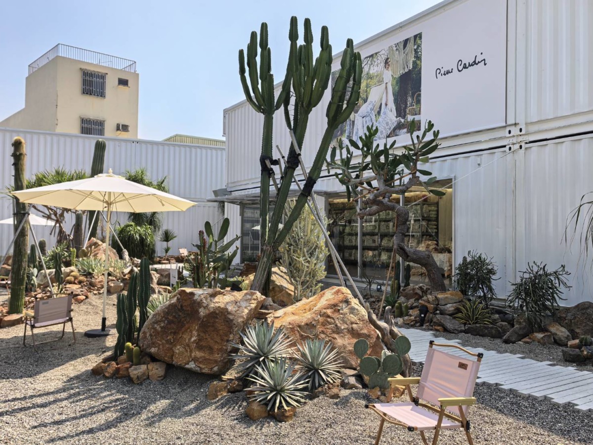 台中必訪寢具店－法國皮爾卡登寢具插旗台中了！最新開幕的台中南屯旗艦店以加州沙漠風榮獲台中最美寢具店，門市特色仙人掌區超吸睛，也跟藍子一起來打卡探店吧～台中寢具店推薦/台中南屯寢具店/台中寢具門市評價/台中南屯家居選物推薦/皮爾卡登旗艦店/台中南屯床墊試躺體驗/台中加州風寢具店/台中家居用品門市/台中最美寢具門市/皮爾卡登台中門市有賣什麼/台中床墊試躺推薦品牌/皮爾卡登床墊評價/皮爾卡登園區開箱 國內外住宿相關 國內旅遊 攝影 民生資訊分享 