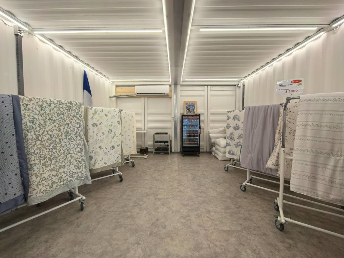 台中必訪寢具店－法國皮爾卡登寢具插旗台中了！最新開幕的台中南屯旗艦店以加州沙漠風榮獲台中最美寢具店，門市特色仙人掌區超吸睛，也跟藍子一起來打卡探店吧～台中寢具店推薦/台中南屯寢具店/台中寢具門市評價/台中南屯家居選物推薦/皮爾卡登旗艦店/台中南屯床墊試躺體驗/台中加州風寢具店/台中家居用品門市/台中最美寢具門市/皮爾卡登台中門市有賣什麼/台中床墊試躺推薦品牌/皮爾卡登床墊評價/皮爾卡登園區開箱 國內外住宿相關 國內旅遊 攝影 民生資訊分享 