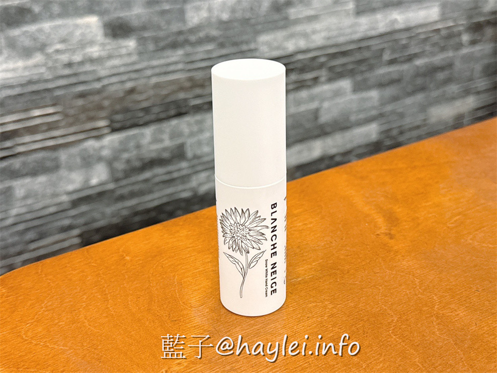 Blanche Neige_雪漾亮白護手霜-內含牛油果脂、角鯊烷、煙酰胺、玻尿酸複合、向日葵籽油等多重植萃與高效保濕修護成分，完美兼顧滋養&補水&防護，讓雙手得到全方位的呵護~藍子愛保養/肌膚保養/日常保養/手部護膚/手足修護/美妝保養 保養品分享 健康養身 彩妝品 彩妝品分享 攝影 民生資訊分享 